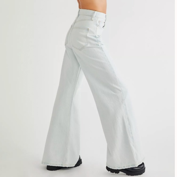 Free People Denim - Free People Ellie Wide Leg Light Wash Jeans 28